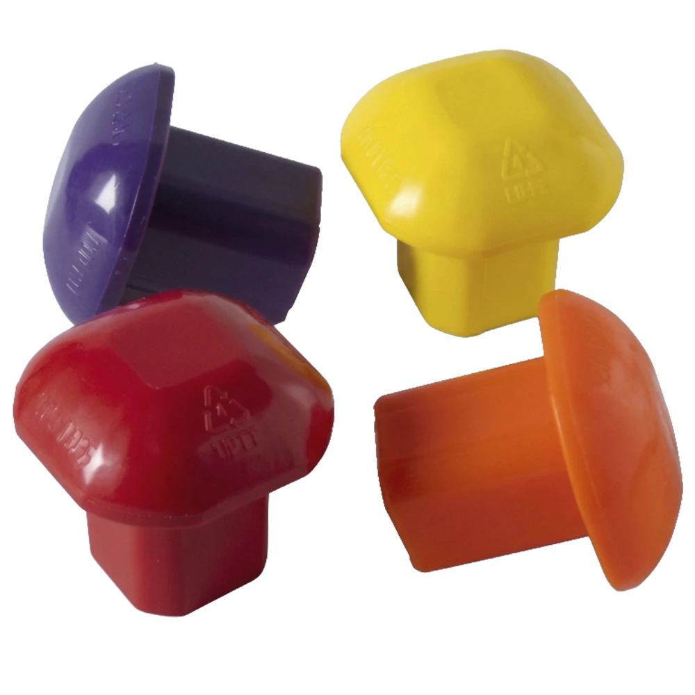 Tapones de plástico en forma de hongo, en colores rojo, amarillo, morado y naranja, utilizados en agricultura técnica.