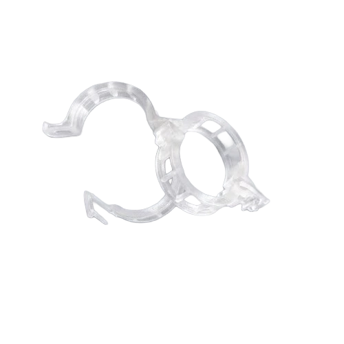 Soporte plástico transparente para tuberías en sistemas de riego agrícola, fabricado por ITT.